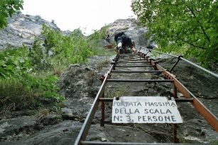 Auf langen Leitern auf die Cima SAT