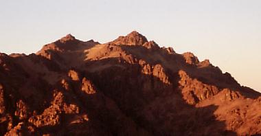 Katharinenberg im Morgenlicht vom Mosesberg aus gesehen