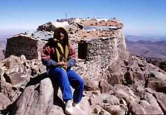 Guide Raghab vor der Gipfelkapelle