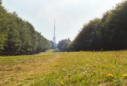 Auf einer Skipiste die letzten Meter zum Gipfel