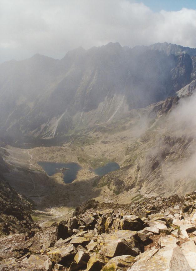 Erste Tiefblicke ins Tal Zabia dolina mit dem Anstiegsweg