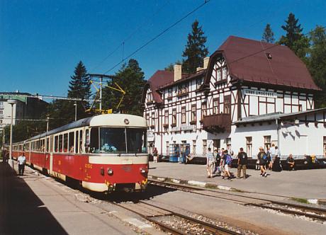 Seit 1912 verbindet die Tatrabahn die Orte am Südfuß des Gebirges