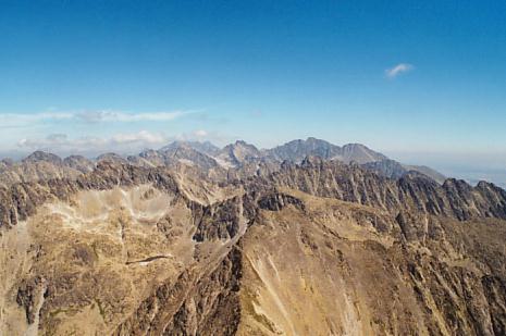 Tatrahauptkamm vom westlichen Eckpfeiler, dem Krivan aus gesehen