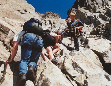 Am Seil des Bergführers abwärts