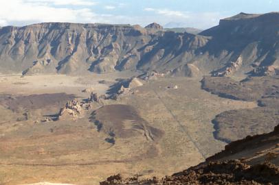Tiefblick in die Caldera mit ihren markanten Lavafeldern