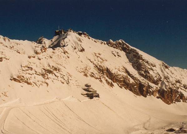 Gipfel von der Skipiste oberhalb vom Haus Sonnalpin (Februar 2003)