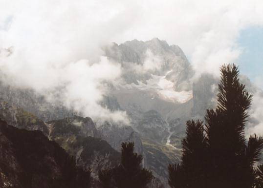 Von der beschriebenen Tour habe ich leider keine Bilder. Hier der Zugspitzgipfel aus der Nähe des Osterfelderkopfes im August 2002